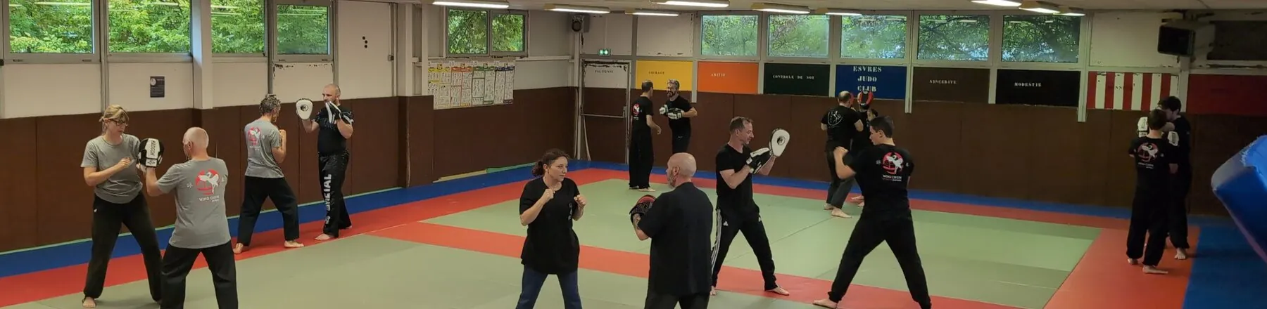 Entraînement collectif du samedi à l'AWCKF : travail des frappes au pao en binômes